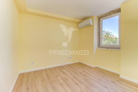 Excelente t2 totalmente reconstruído em massamá