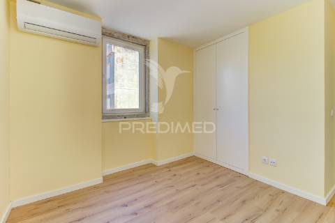 Excelente t2 totalmente reconstruído em massamá