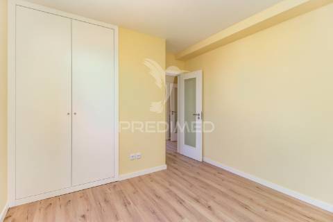 Excelente t2 totalmente reconstruído em massamá