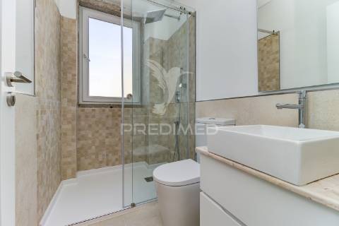 Excelente t2 totalmente reconstruído em massamá