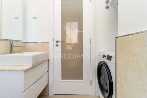 Excelente t2 totalmente reconstruído em massamá