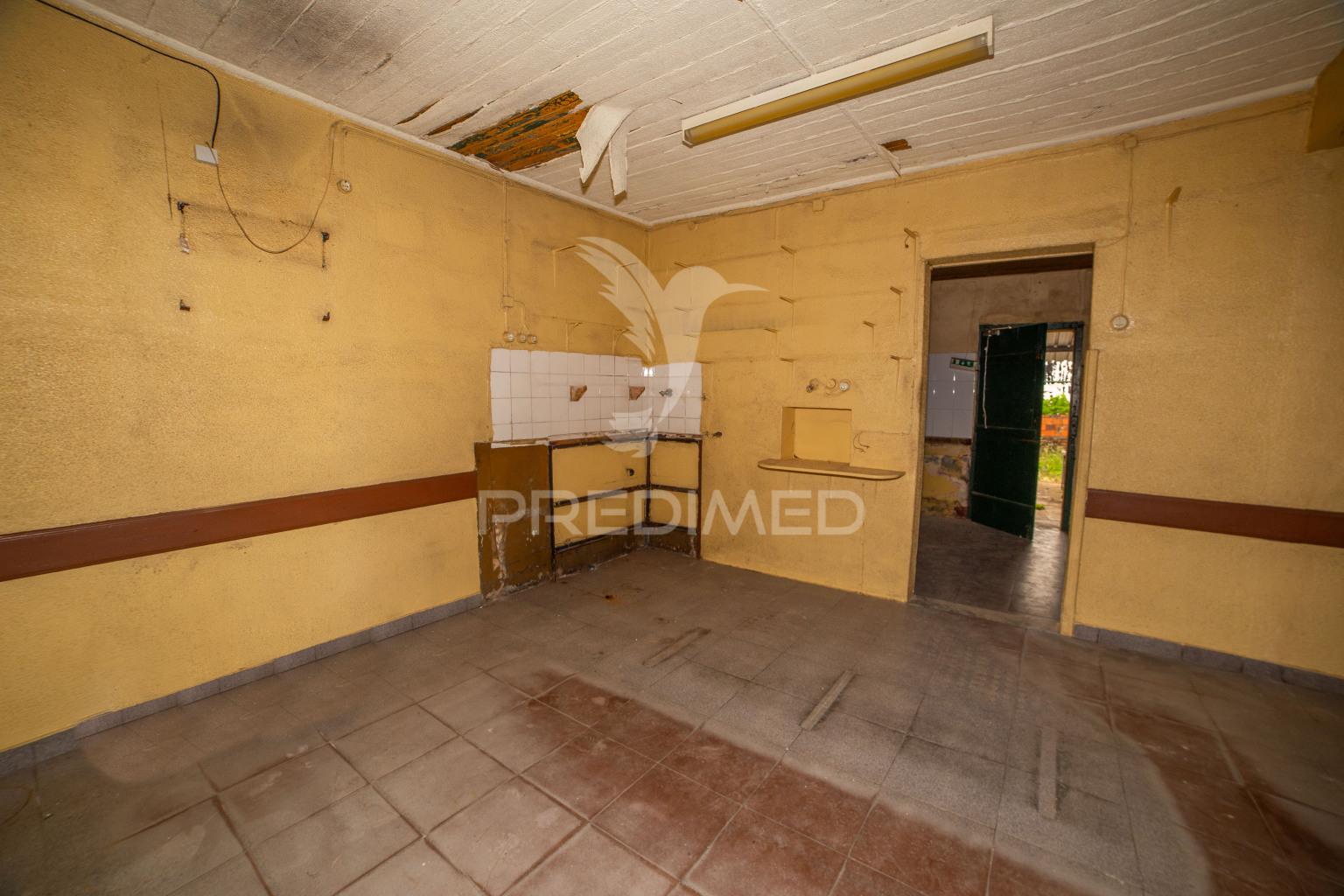 Moradia t2 com potencial de expansão – bairro senhora da saúde, évora