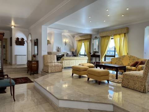 Luxuoso apartamento t5 no coração de leiria com vista para o castelo