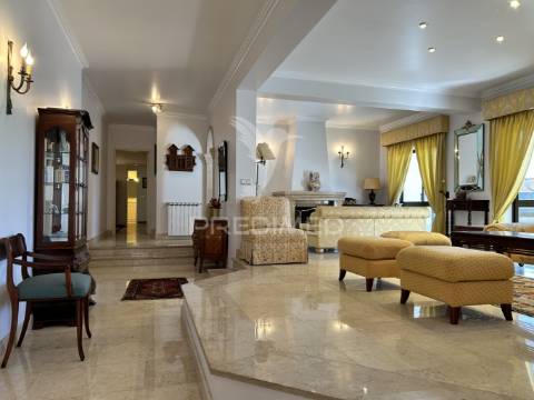 Luxuoso apartamento t5 no coração de leiria com vista para o castelo