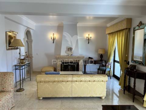 Luxuoso apartamento t5 no coração de leiria com vista para o castelo