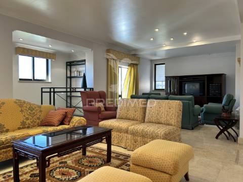 Luxuoso apartamento t5 no coração de leiria com vista para o castelo