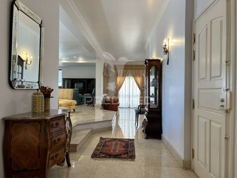 Luxuoso apartamento t5 no coração de leiria com vista para o castelo