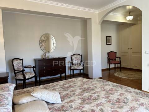 Luxuoso apartamento t5 no coração de leiria com vista para o castelo