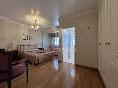 Luxuoso apartamento t5 no coração de leiria com vista para o castelo