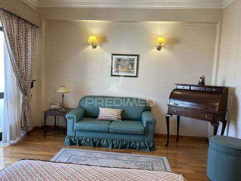 Luxuoso apartamento t5 no coração de leiria com vista para o castelo