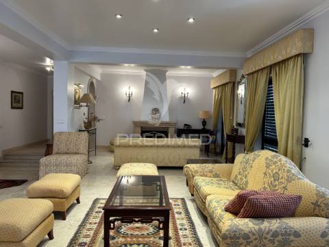 Luxuoso apartamento t5 no coração de leiria com vista para o castelo