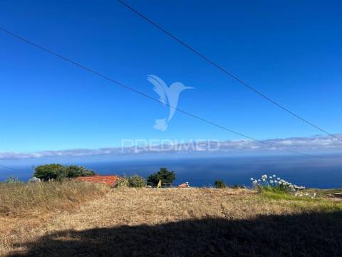 Moradia e dois palheiro ambos para recuperar com 1348m2 de terreno na ponta do pargo á beira da estrada