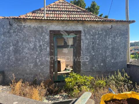 Moradia e dois palheiro ambos para recuperar com 1348m2 de terreno na ponta do pargo á beira da estrada