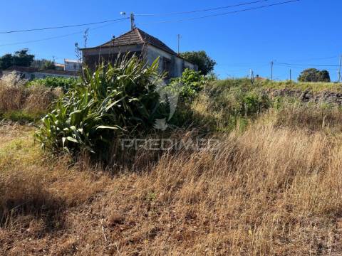 Moradia e dois palheiro ambos para recuperar com 1348m2 de terreno na ponta do pargo á beira da estrada