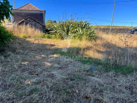 Moradia e dois palheiro ambos para recuperar com 1348m2 de terreno na ponta do pargo á beira da estrada