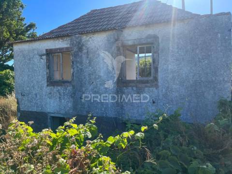 Moradia e dois palheiro ambos para recuperar com 1348m2 de terreno na ponta do pargo á beira da estrada