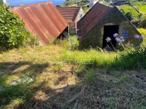 Moradia e dois palheiro ambos para recuperar com 1348m2 de terreno na ponta do pargo á beira da estrada