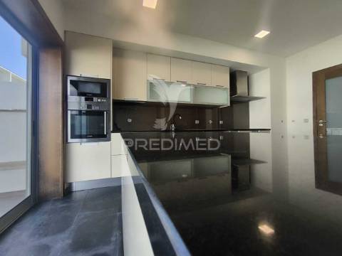 Moradia t4 com piscina em zona premium