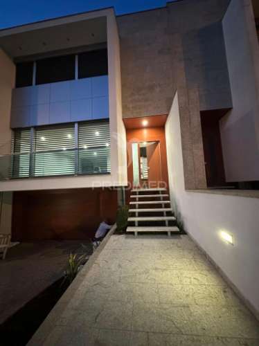 Moradia t4 com piscina em zona premium