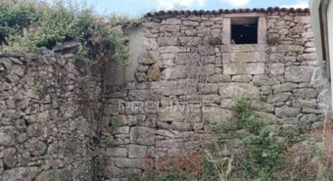 Casa em pedra para reconstrução em murça / vila real