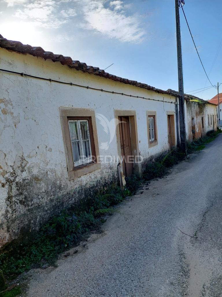Moradia de campo para recuperar em areias, ferreira do zêzere