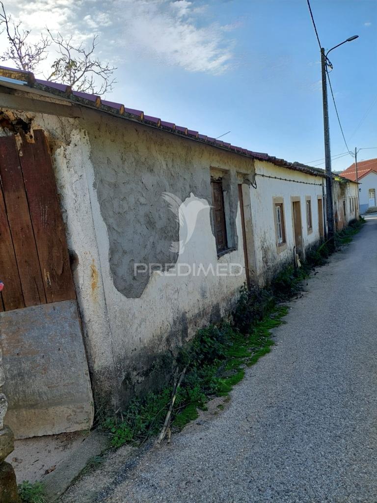 Moradia de campo para recuperar em areias, ferreira do zêzere