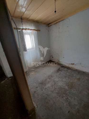 Moradia de campo para recuperar em areias, ferreira do zêzere