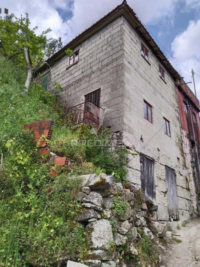 Moradia para restauro em jugueiros