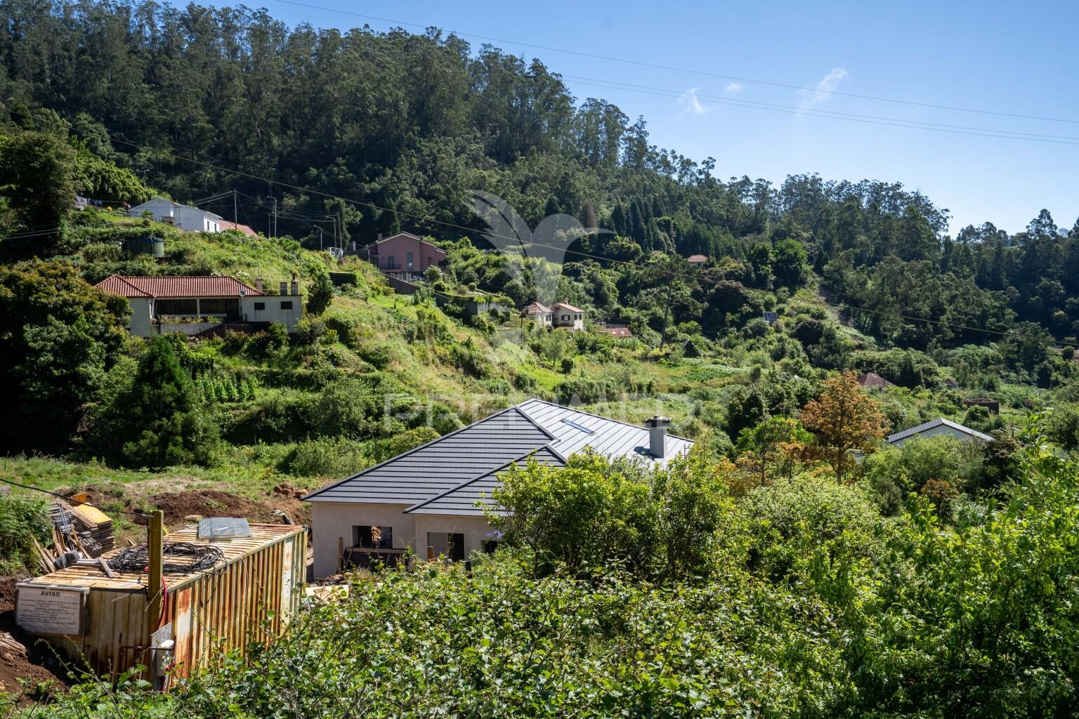 Moradia t3 em construção no santo antónio da serra