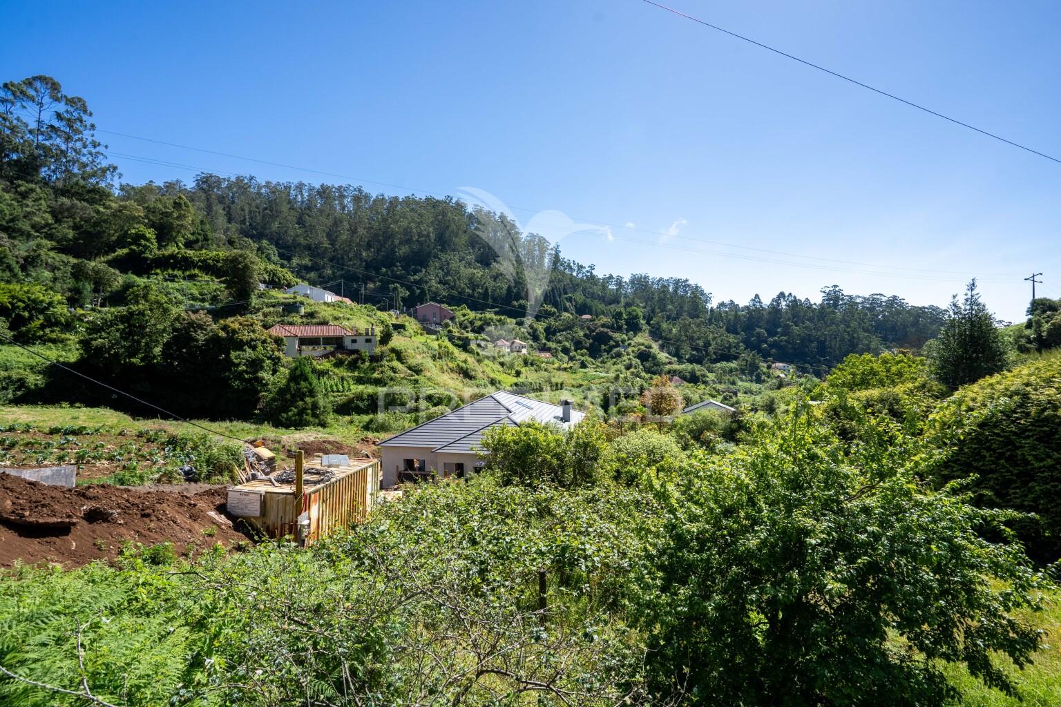 Moradia t3 em construção no santo antónio da serra