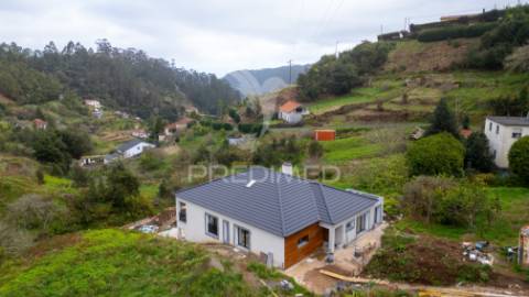 Moradia t3 em construção no santo antónio da serra