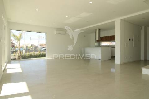 Moradia t3+1, charneca de caparica