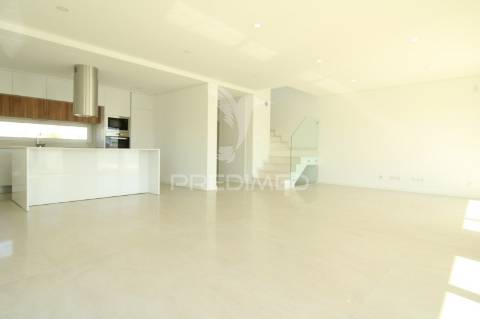 Moradia t3+1, charneca de caparica