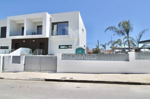 Moradia t3+1, charneca de caparica