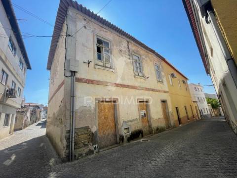 Moradia típica de xisto em vila nova de foz côa