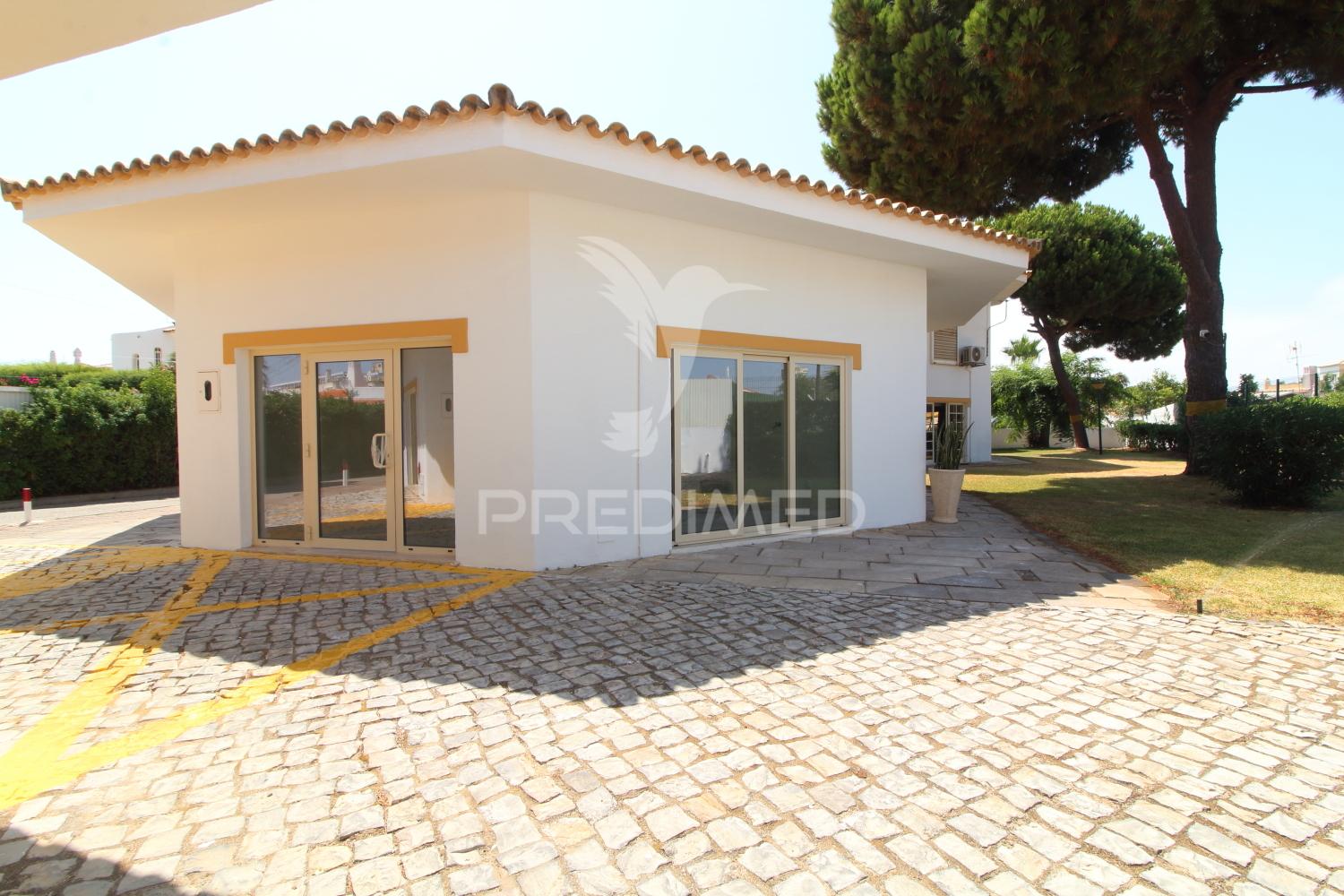 Apartamento t2 remodelado com piscina e estacionamento – areias de são joão, albufeira