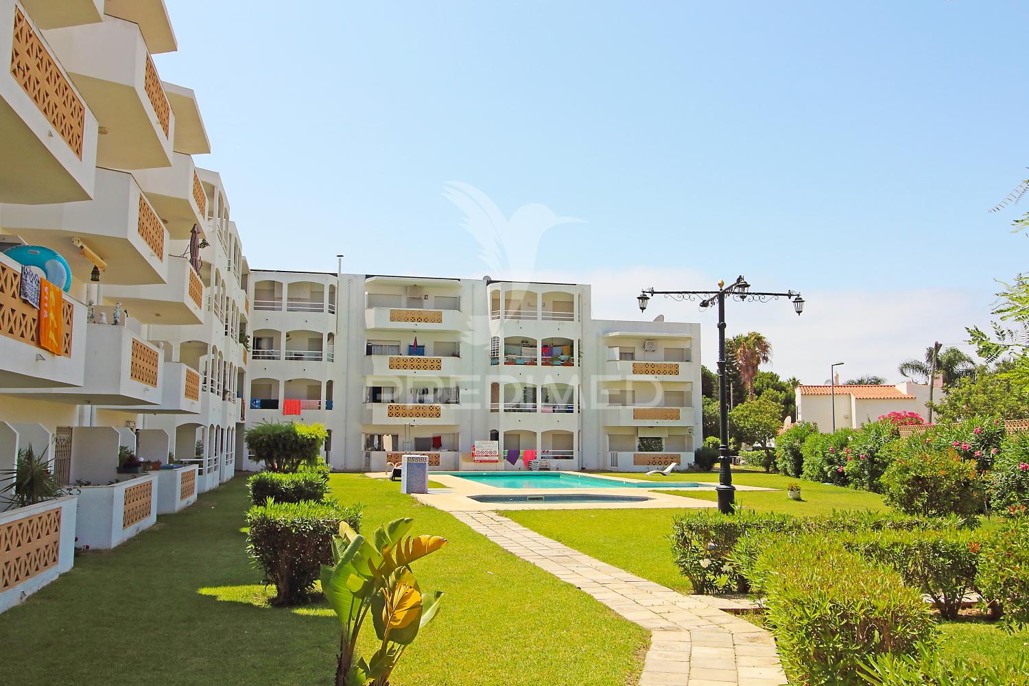 Apartamento t2 remodelado com piscina e estacionamento – areias de são joão, albufeira