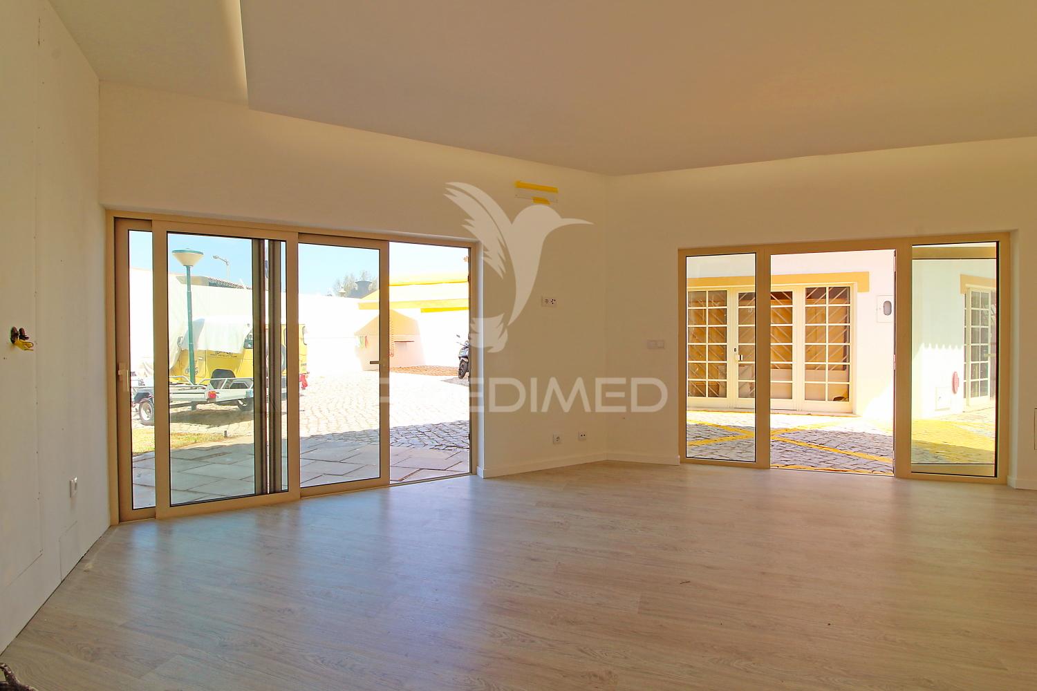 Apartamento t2 remodelado com piscina e estacionamento – areias de são joão, albufeira