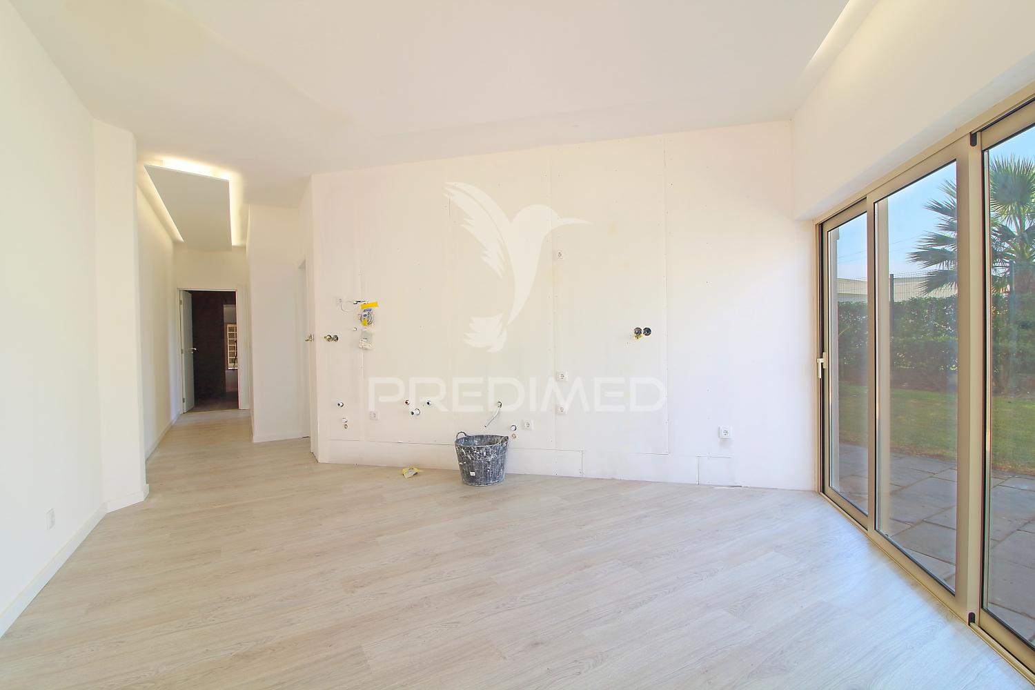 Apartamento t2 remodelado com piscina e estacionamento – areias de são joão, albufeira