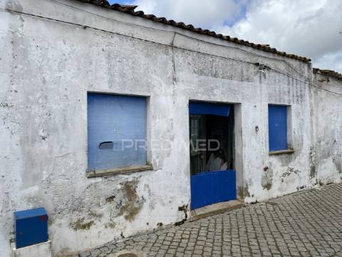 Moradia para recuperar na trindade, perto de beja