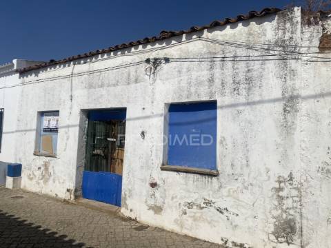 Moradia para recuperar na trindade, perto de beja