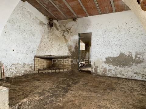 Moradia para recuperar na trindade, perto de beja