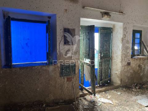 Moradia para recuperar na trindade, perto de beja