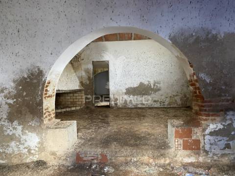 Moradia para recuperar na trindade, perto de beja