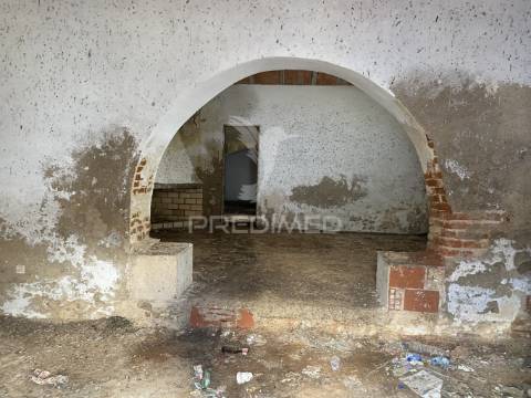 Moradia para recuperar na trindade, perto de beja