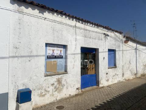 Moradia para recuperar na trindade, perto de beja