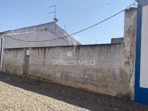 Moradia para recuperar na trindade, perto de beja