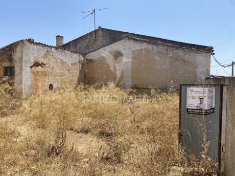 Moradia para recuperar na trindade, perto de beja