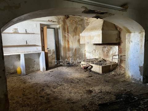 Moradia para recuperar na trindade, perto de beja