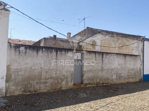 Moradia para recuperar na trindade, perto de beja
